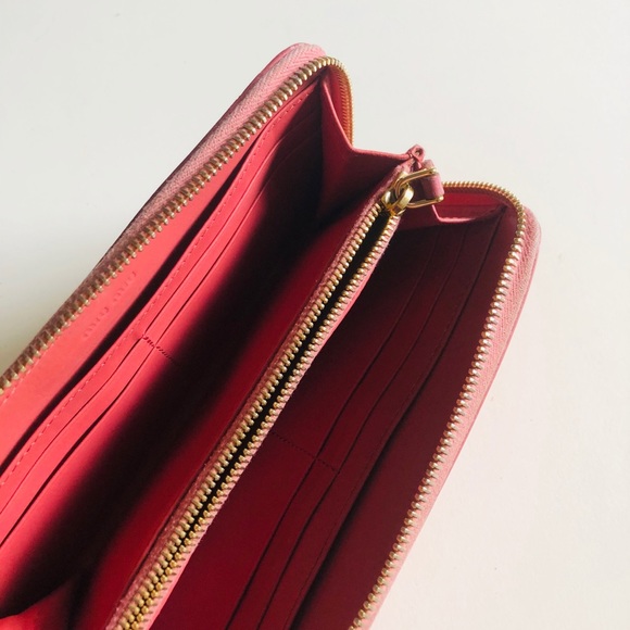 ✨Miu Miu✨Patent Leather Bow Zip wallet - Picture 3 of 8